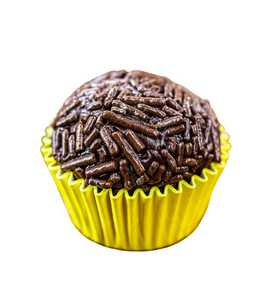 Brigadeiro brasileiro coberto com granulado de chocolate em forminha amarela vibrante
