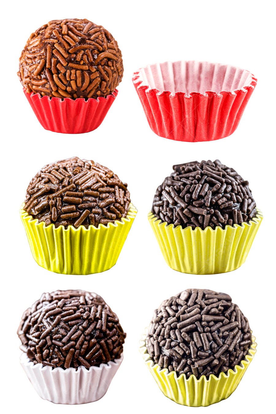 Brigadeiros de chocolate com granulado em forminhas coloridas isolados em fundo branco