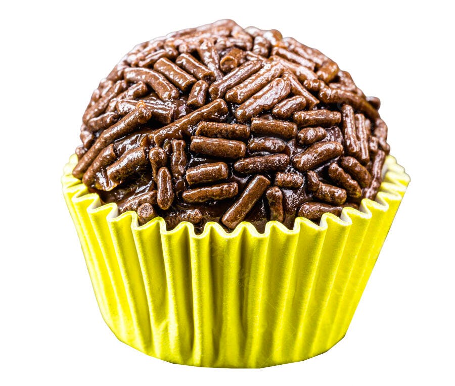 Brigadeiro brasileiro com granulado em forminha amarela