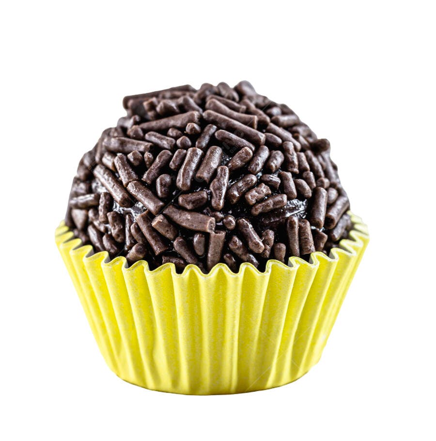 Brigadeiro de chocolate com granulado em copinho amarelo doce de festa isolado
