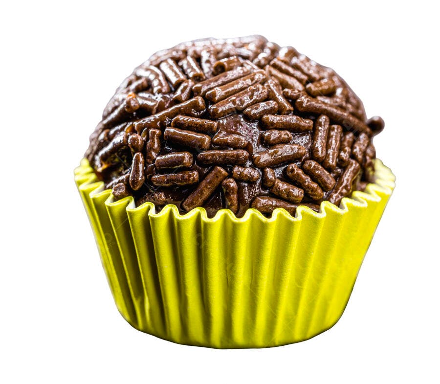 Brigadeiro brasileiro coberto com granulado em forminha amarela isolado