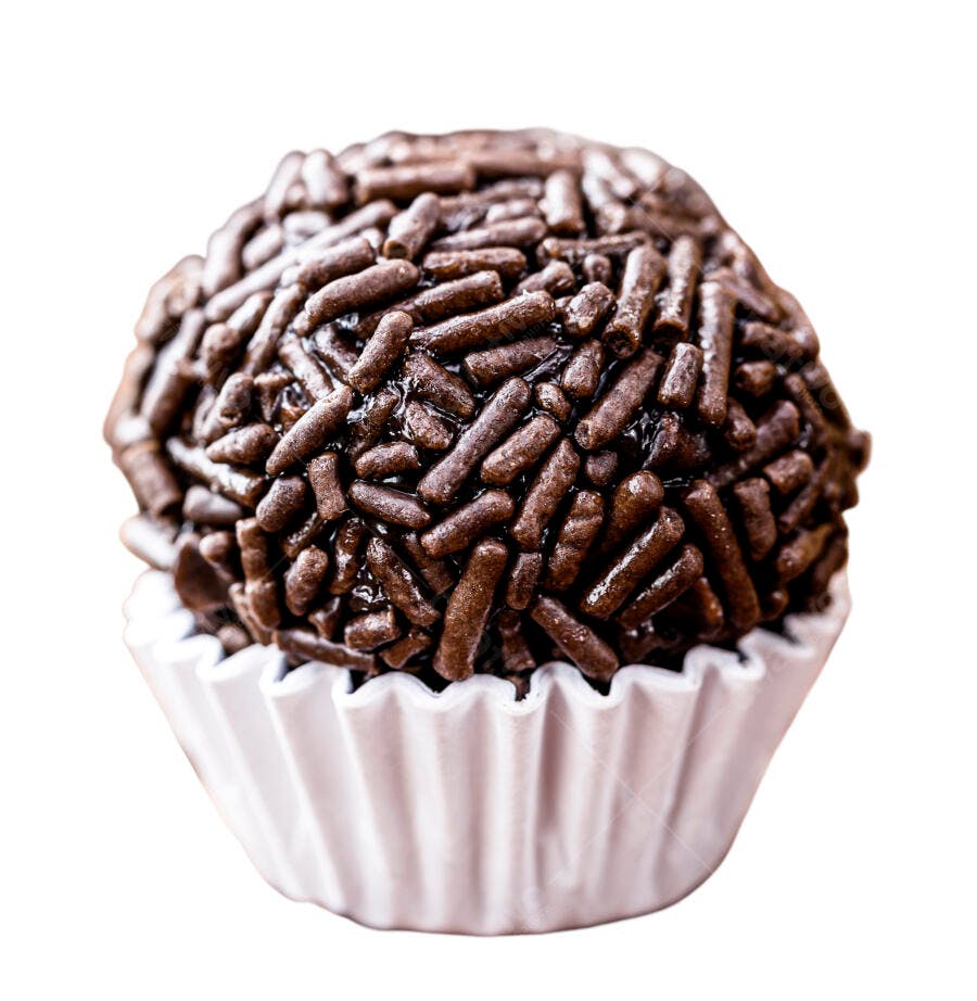 Brigadeiro de chocolate escuro em forminha branca doce tradicional brasileiro