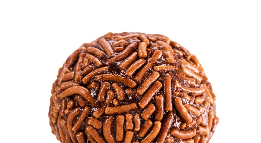 Brigadeiro brasileiro com granulado de chocolate fundo branco