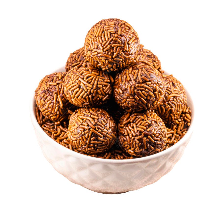 Brigadeiros brasileiros em tigela branca com granulado de chocolate