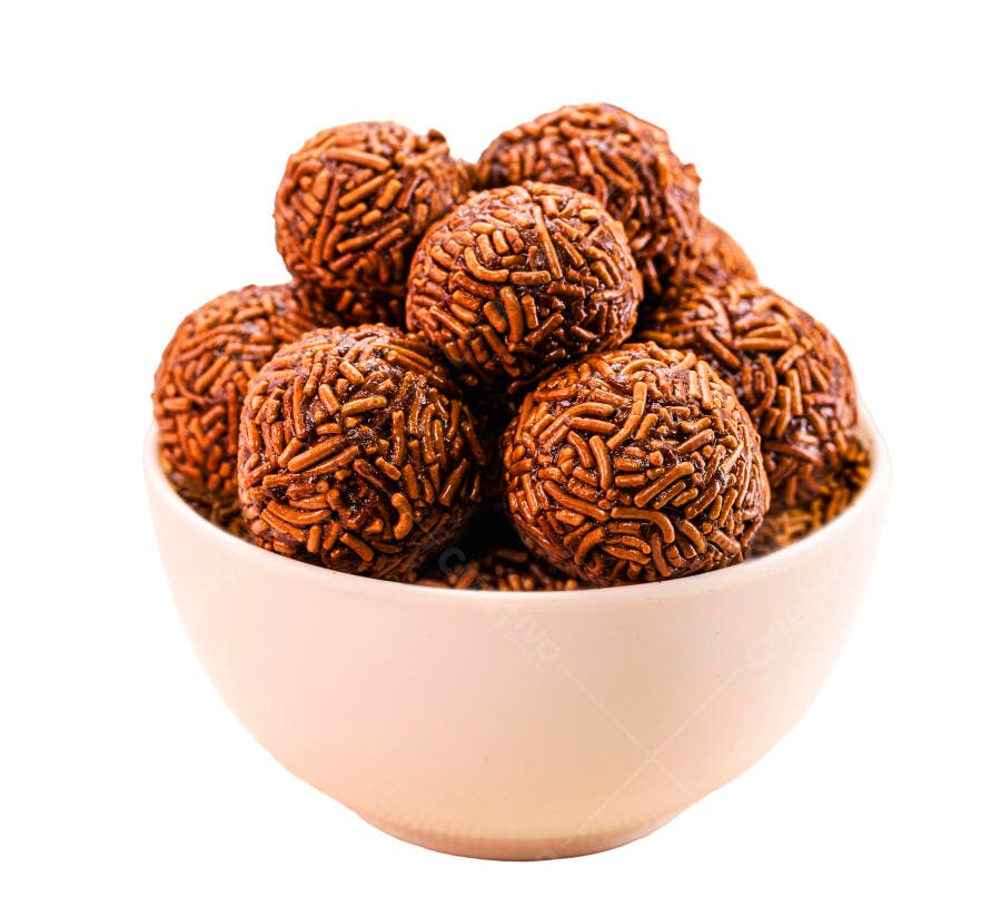Brigadeiros tradicionais brasileiros em tigela branca com granulado de chocolate
