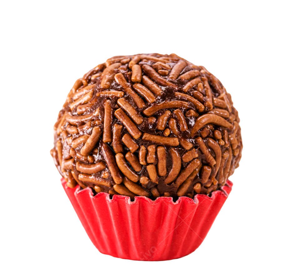 Brigadeiro de chocolate com granulado em forminha vermelha doce tradicional brasileiro
