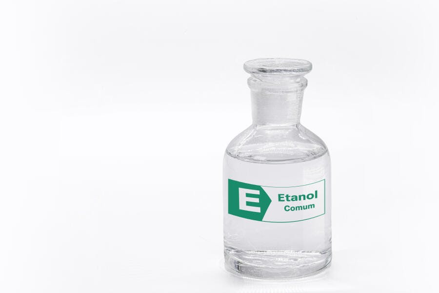Garrafa de etanol comum em fundo branco estúdio