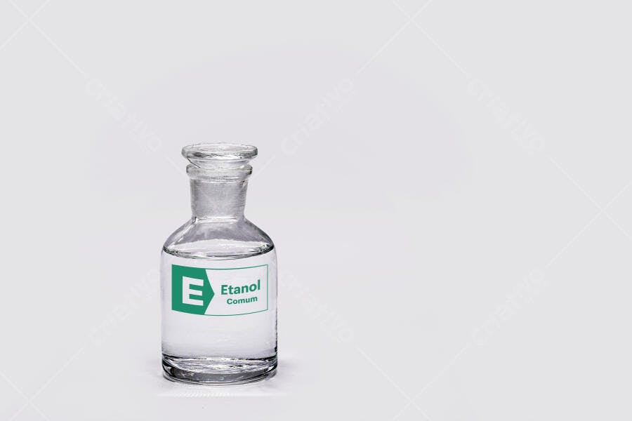 Frasco de Etanol Comum com rótulo verde sobre fundo branco