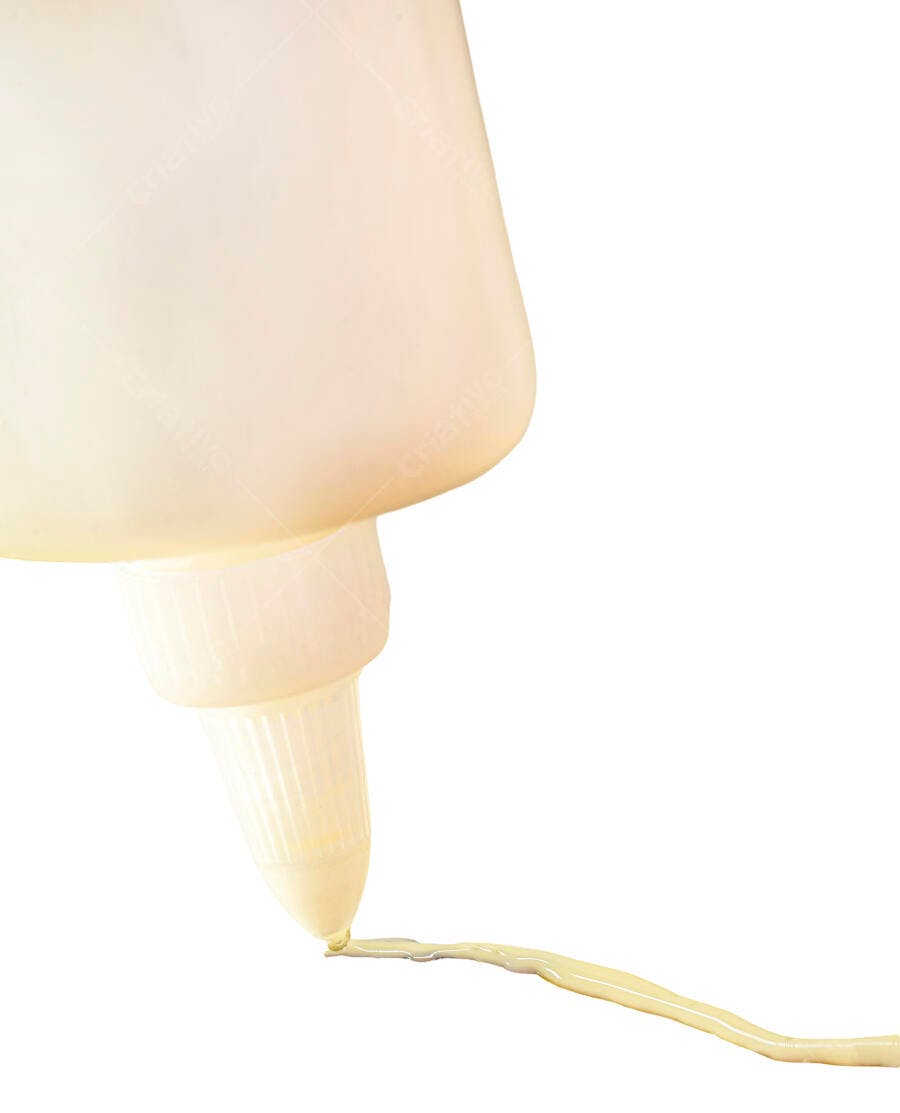 Garrafa de apertar creme dispensando líquido amarelo em fundo branco isolado
