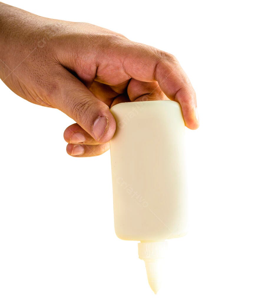 Mão com pele morena segurando garrafa squeeze creme isolada em fundo branco