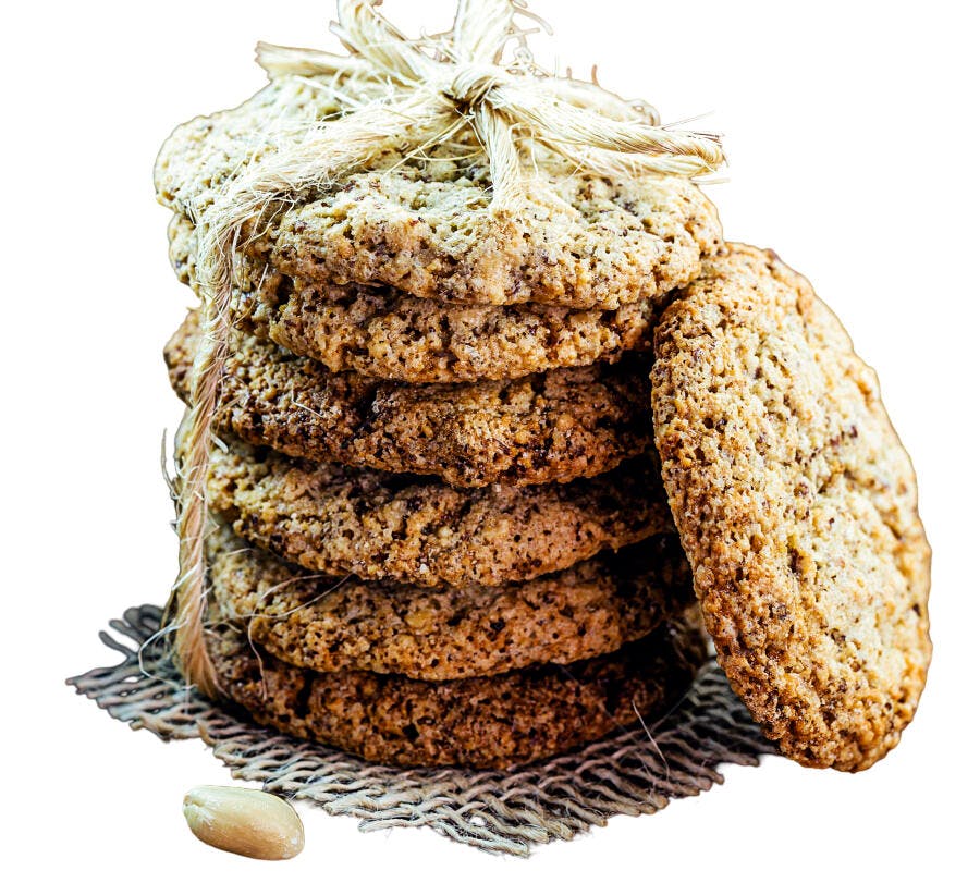 Biscoitos de aveia e amendoim rústicos empilhados amarrados com barbante