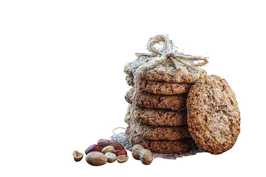 Biscoitos de aveia caseiros amarrados com barbante e amendoins frescos