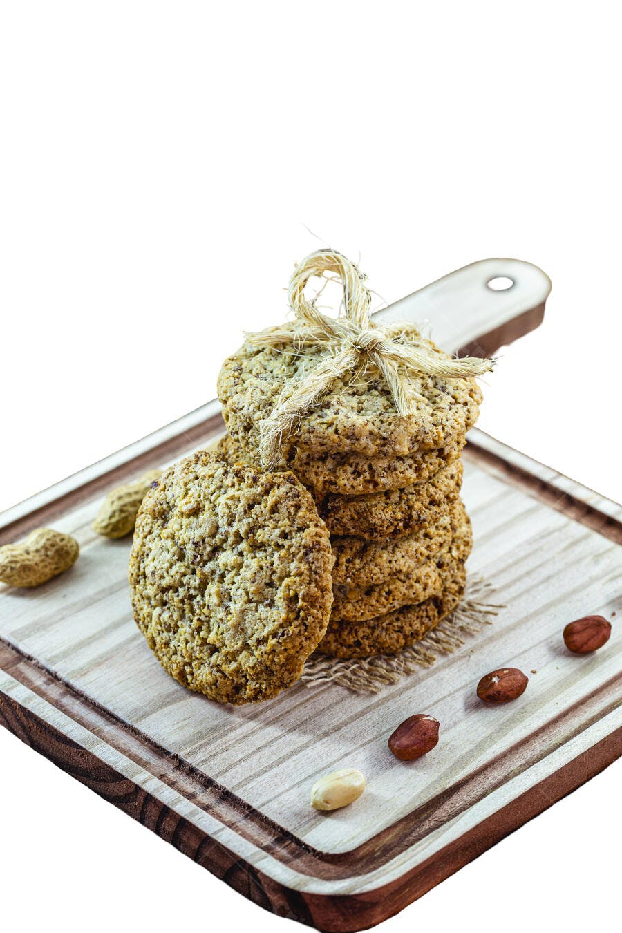 Biscoitos caseiros de aveia e amendoim sobre tábua rústica de madeira