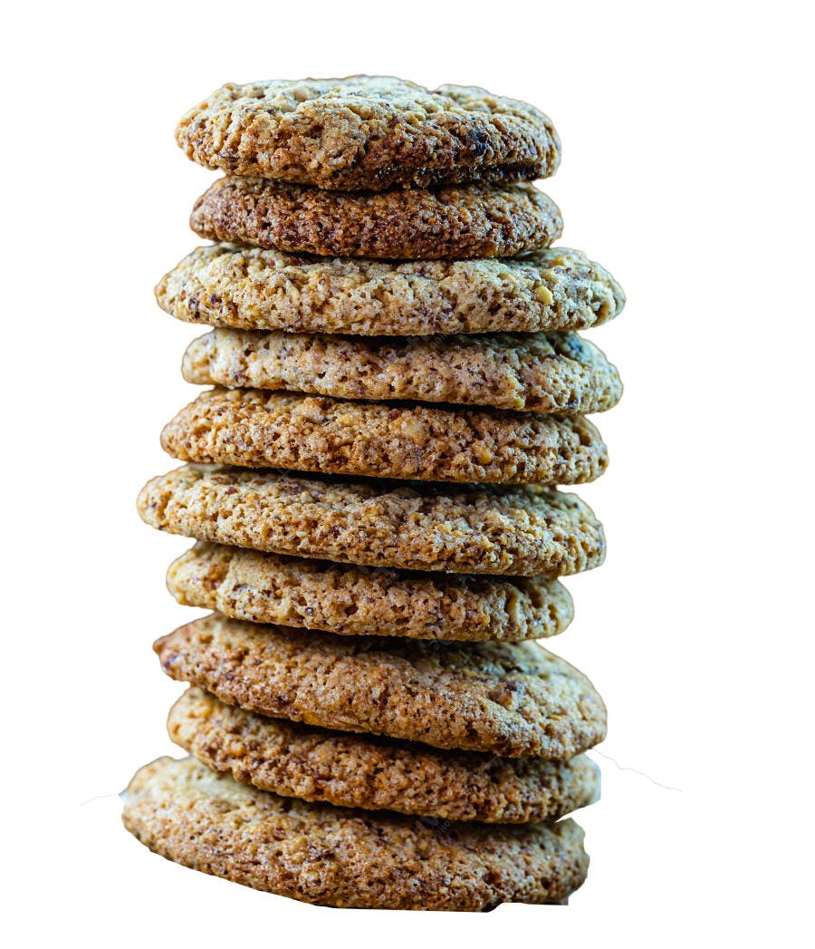Pilha de biscoitos de aveia crocantes isolados em fundo branco