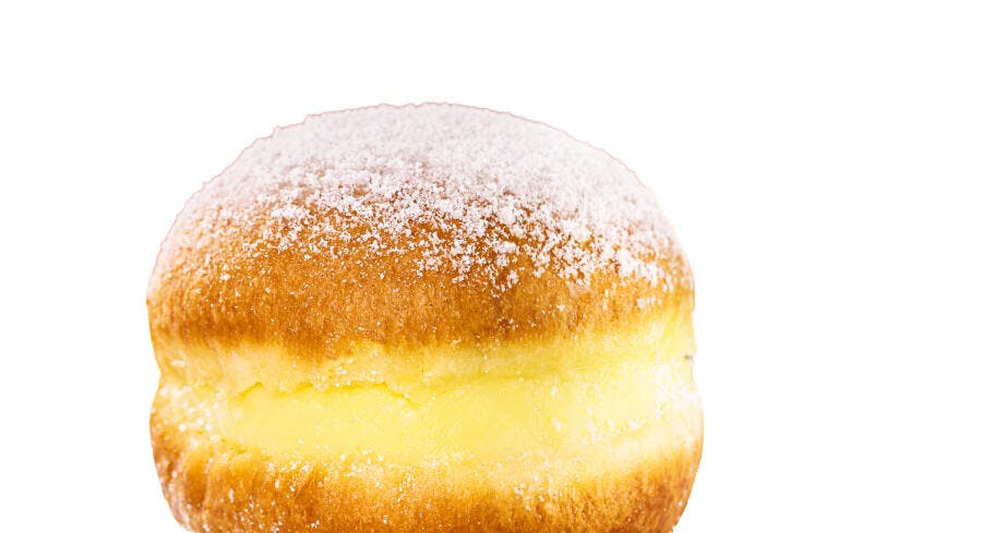 Sonho doce brasileiro com recheio de creme e açúcar em pó