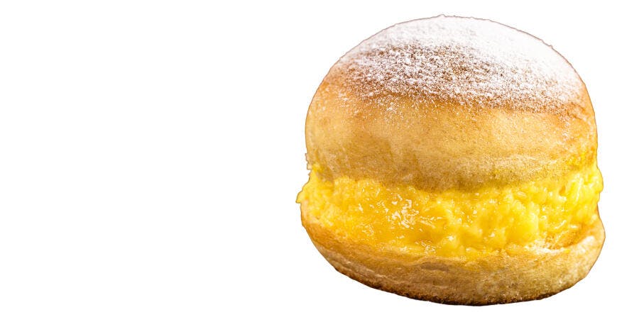 Sonho doce recheado com creme amarelo vibrante e açúcar de confeiteiro