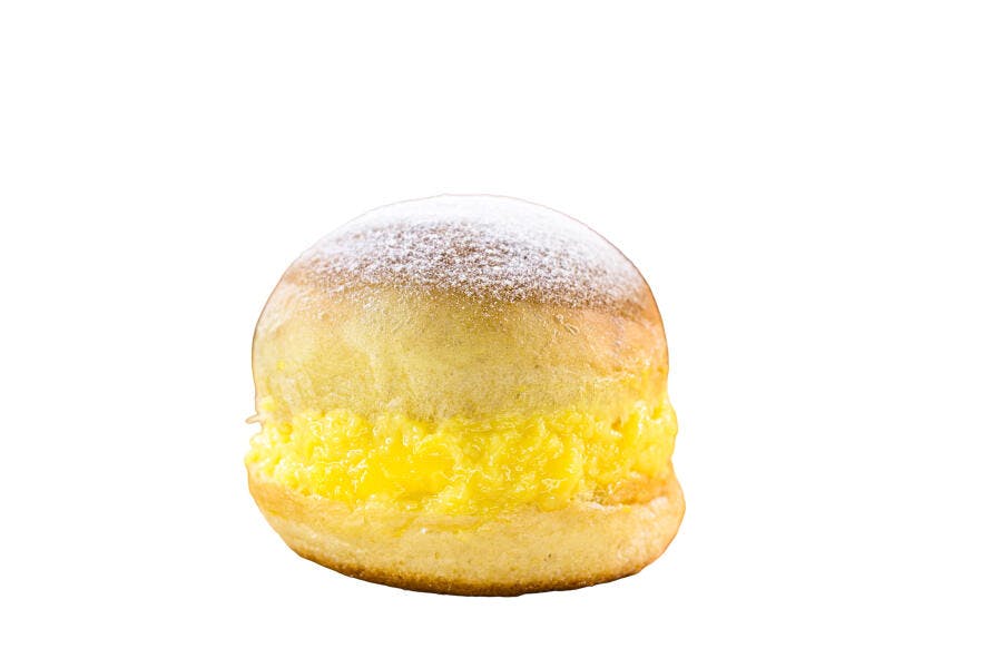 Sonho brasileiro com recheio de creme amarelo e açúcar de confeiteiro