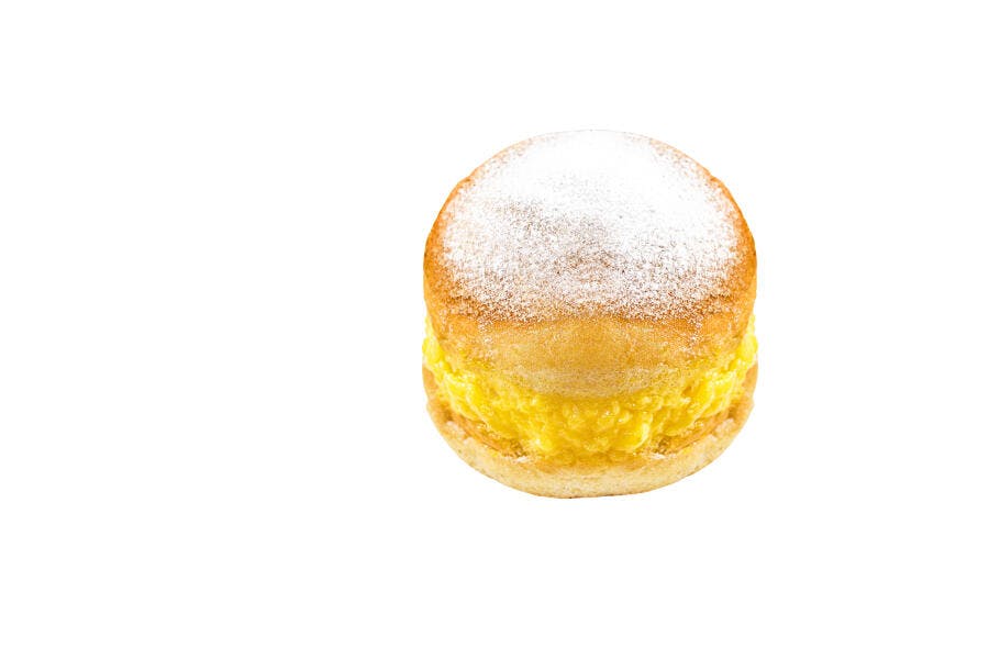 Sonho brasileiro recheado com creme amarelo e açúcar de confeiteiro