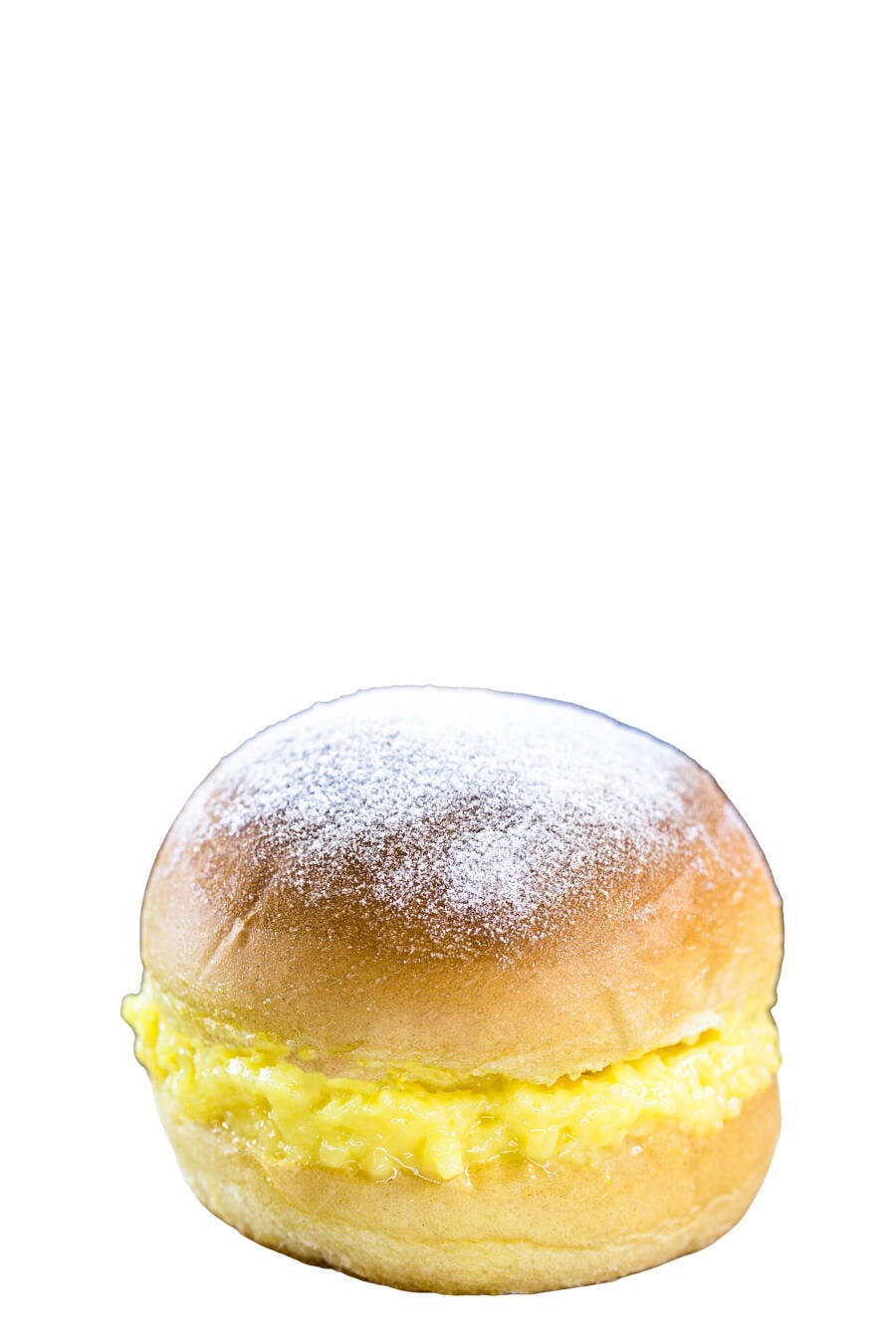 Pão doce recheado com creme amarelo e açúcar de confeiteiro isolado no branco