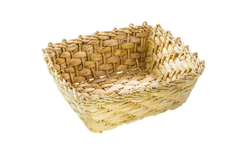 Cesta de palha artesanal quadrada em fundo branco isolado