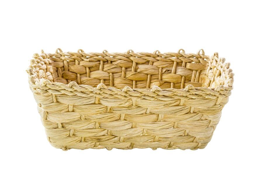 Cesta retangular de palha natural bege claro isolada em fundo branco