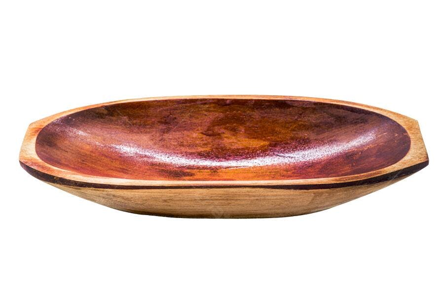Tigela de madeira oval marrom avermelhada rústica em fundo branco