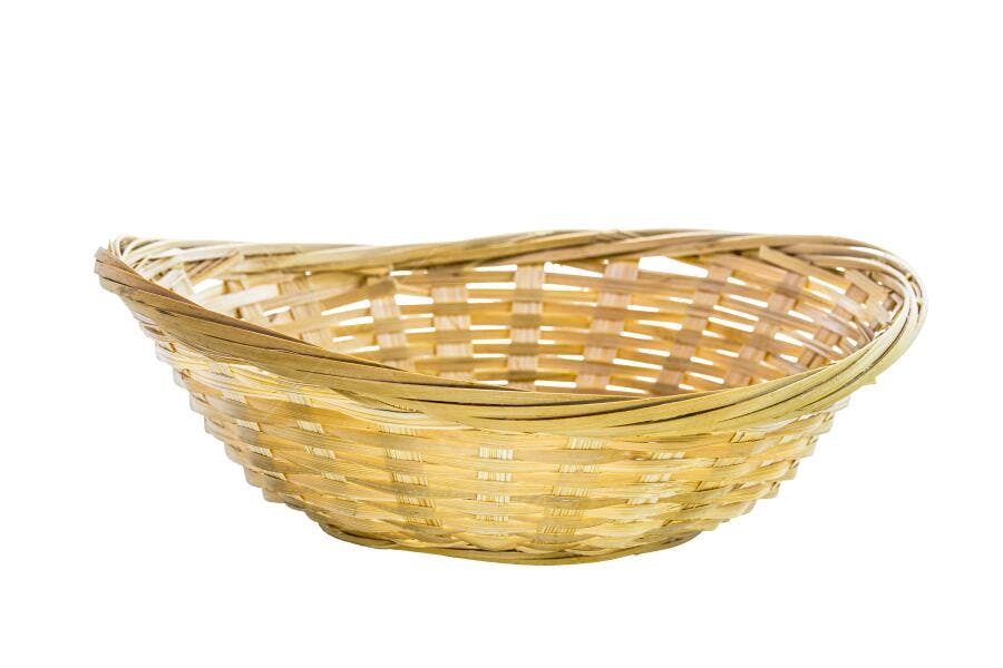 Cesta de vime oval vazia bege para mesa ou piquenique
