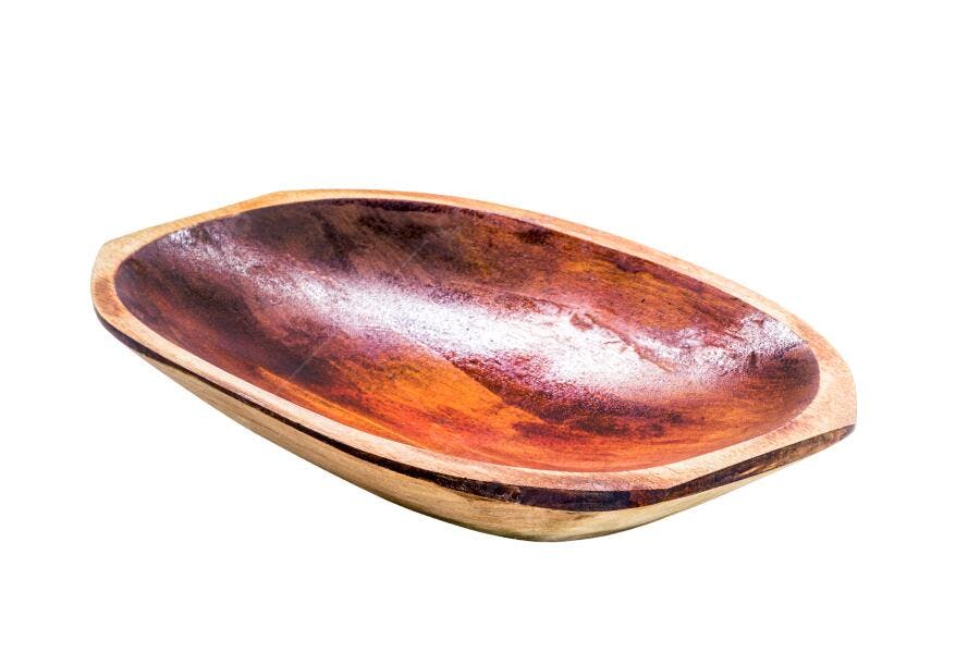 Tigela oval de madeira rústica marrom escura em fundo branco isolado