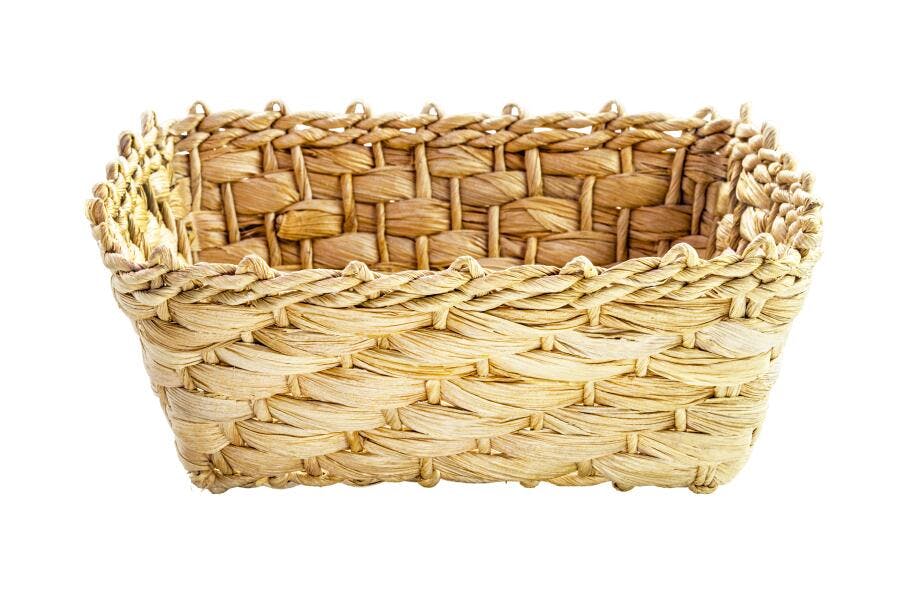Cesta trançada retangular de fibras naturais bege isolada em fundo branco