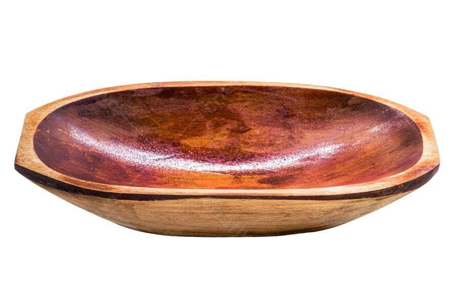 Tigela de madeira rústica oval marrom isolada em fundo branco