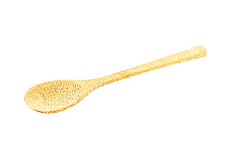 Colher de bambu para cozinha em fundo branco isolado e minimalista