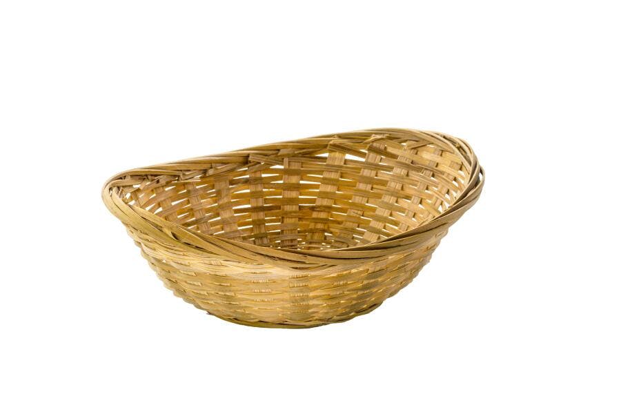 Cesta de bambu trançada vazia produto em fundo branco isolado