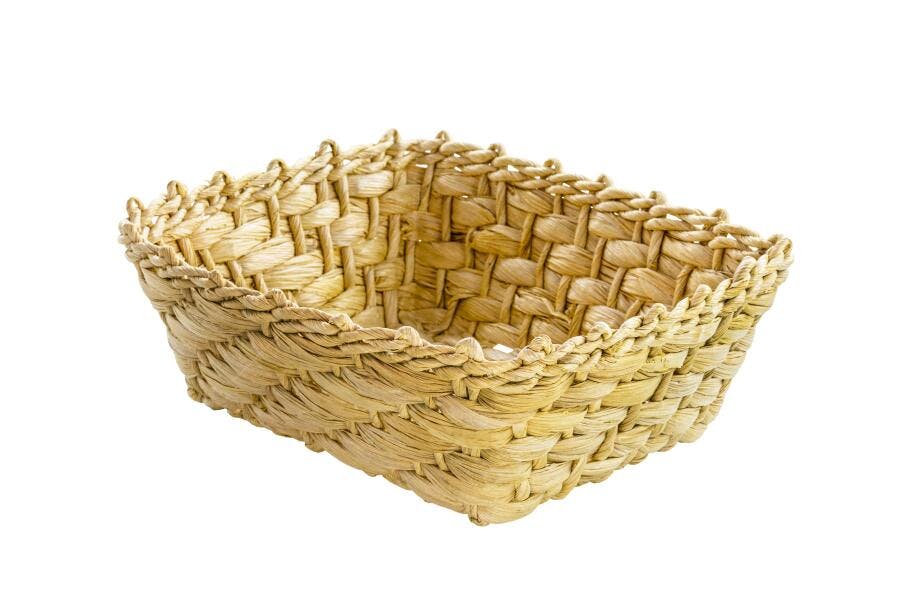Cesta retangular de fibra natural vazia em fundo branco