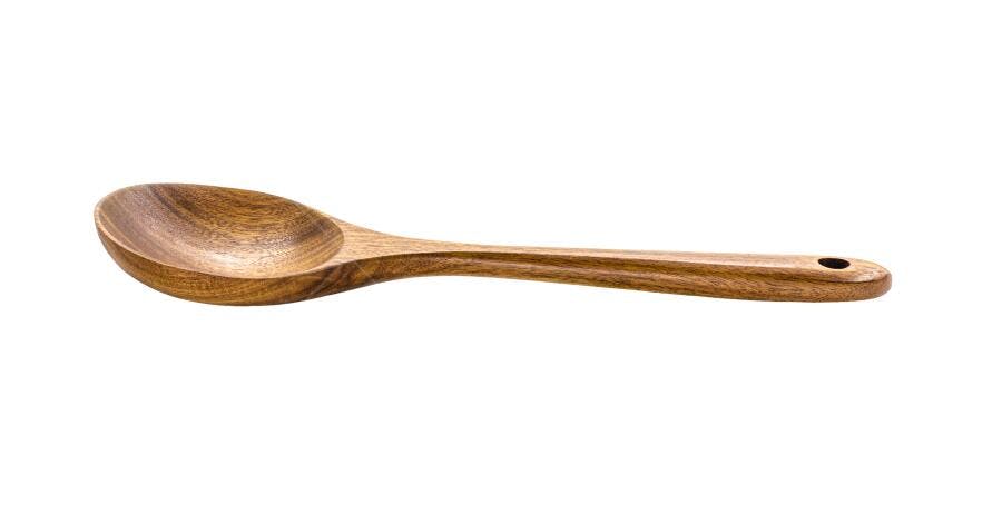 Colher de madeira marrom com cabo longo isolada em fundo branco para cozinha