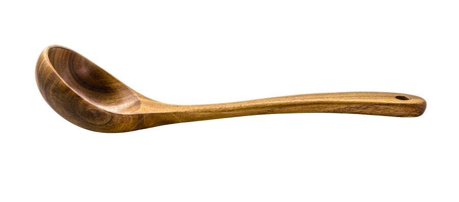 Concha de madeira escura utensílio de cozinha em fundo branco