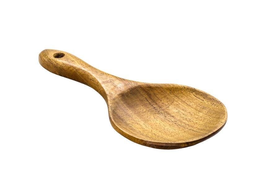 Colher de madeira escura para arroz em fundo branco isolado