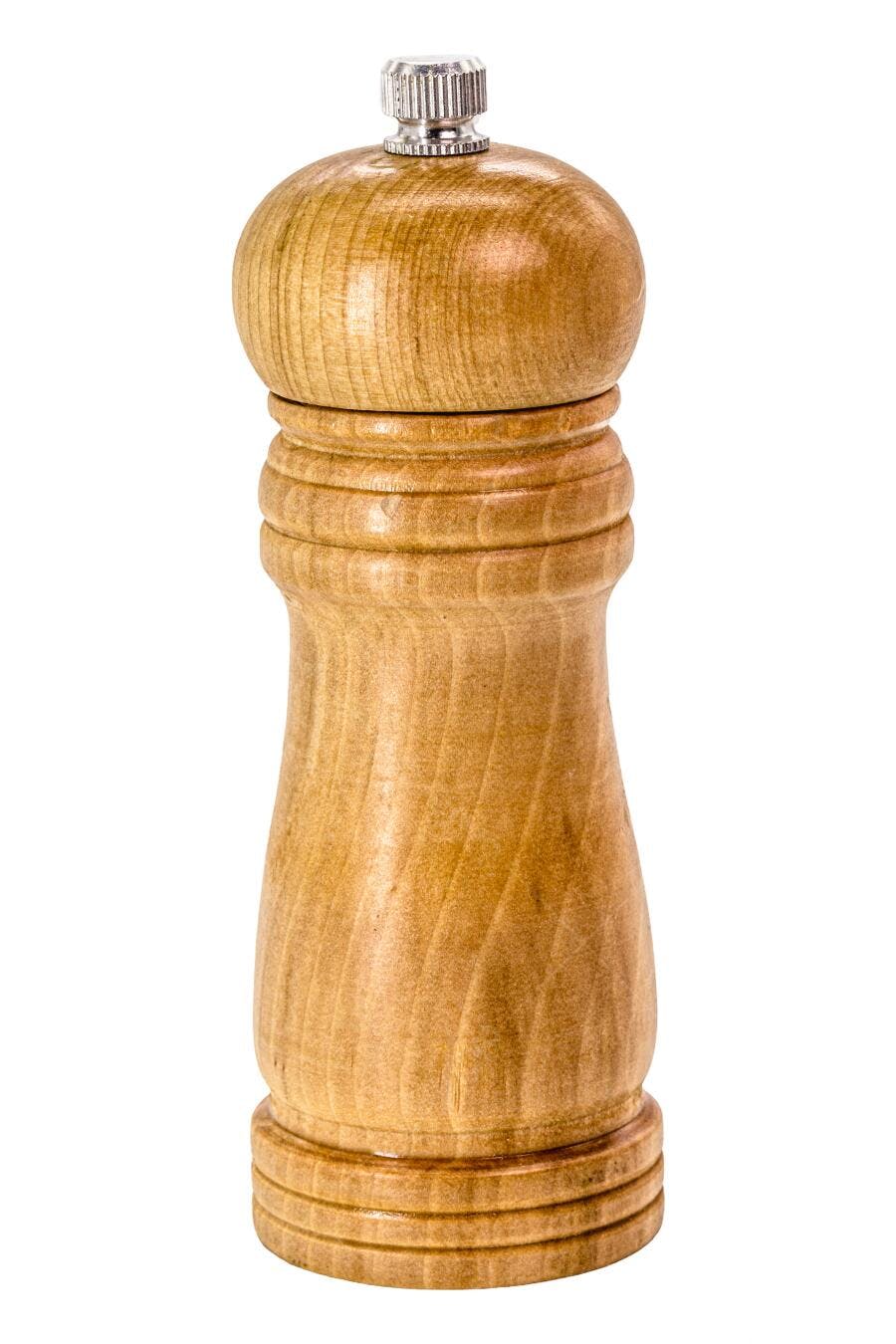 Moedor de pimenta de madeira clara com topo metálico isolado branco