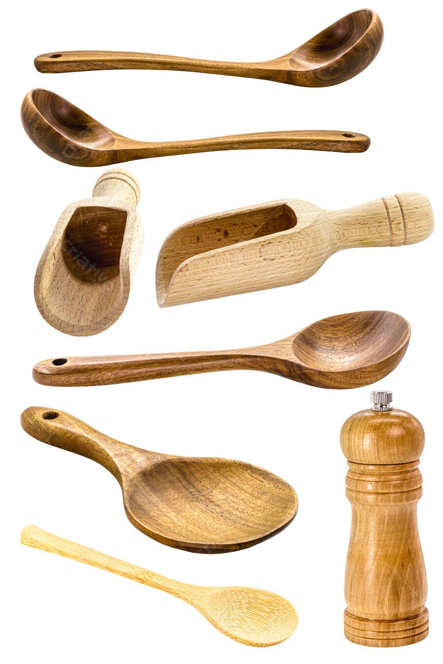 Utensílios de cozinha de madeira variados em fundo branco