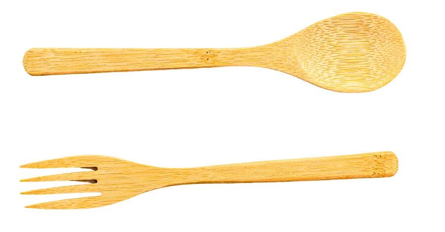 Talheres de bambu colher e garfo de madeira isolados em fundo branco