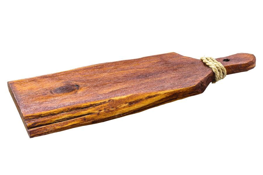Tábua de corte rústica de madeira escura com corda isolada