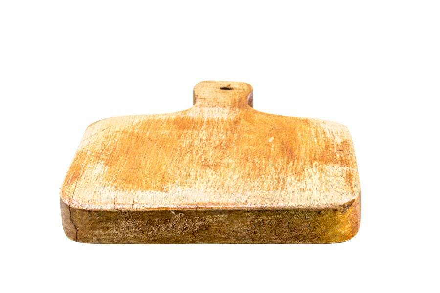 Tábua de madeira rústica para cozinha ou servir pão em fundo branco