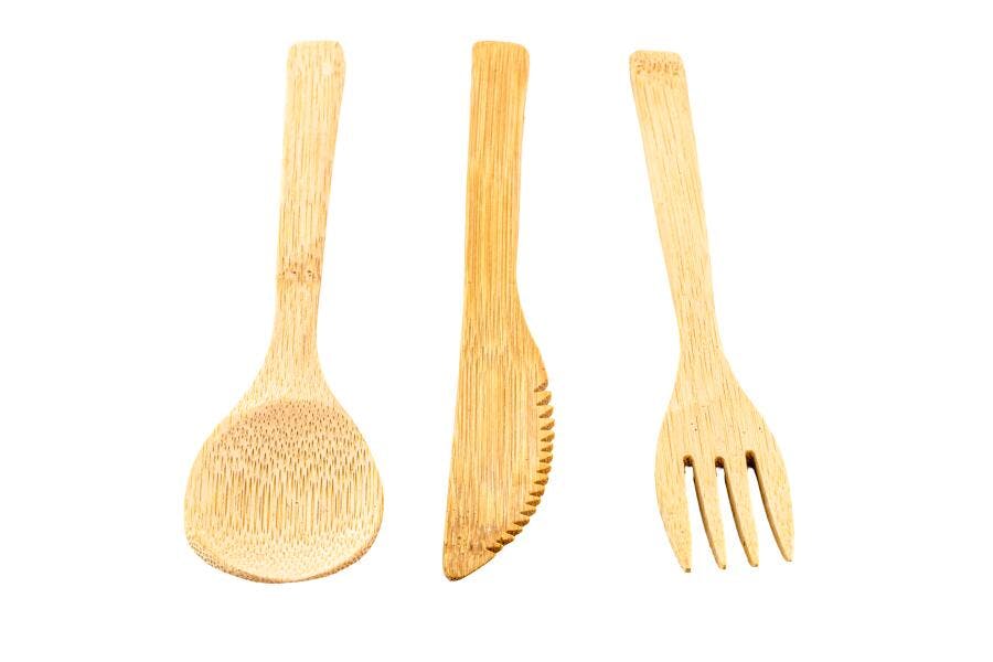 Conjunto de talheres de bambu ecológicos colher garfo faca sobre fundo branco