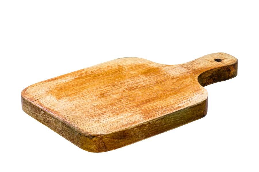 Tábua de corte de madeira rústica com alça isolada em fundo branco
