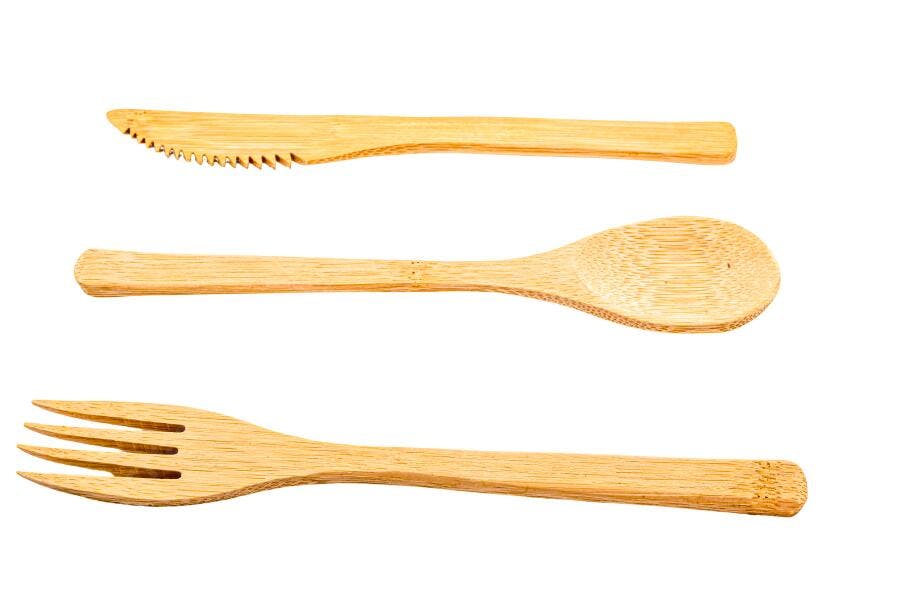 Talheres de bambu descartáveis isolados sobre fundo branco