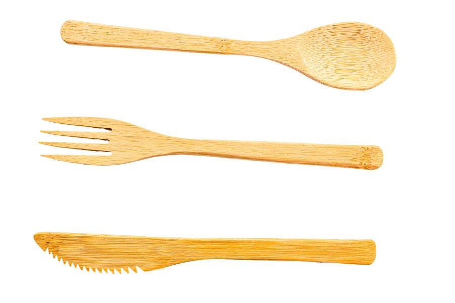 Talheres de bambu sustentáveis colher garfo faca em fundo branco