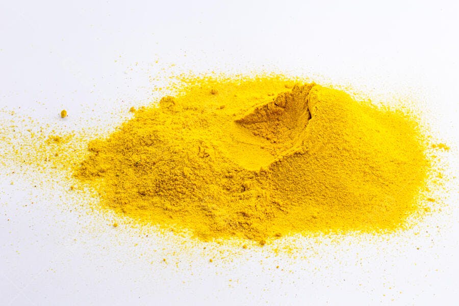 Cúrcuma em pó amarelo intenso para tempero culinário