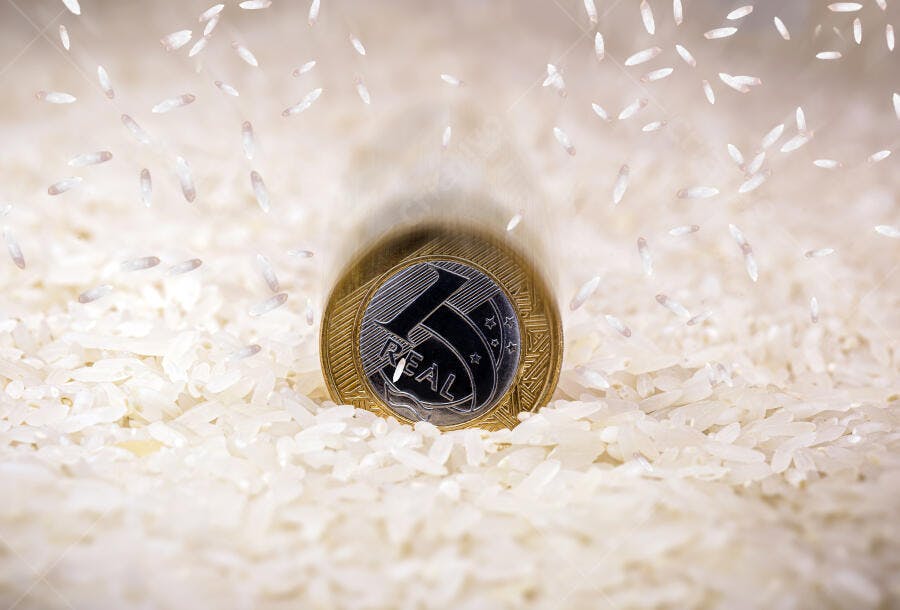 Moeda de 5 Reais brasileira em grãos de arroz branco economia alimentar