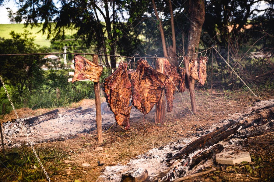 Costelão assado na brasa estilo churrasco de chão tradicional em ambiente rural
