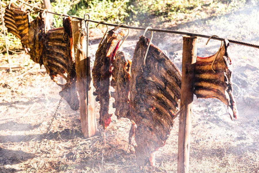 Costela assada no fogo de chão churrasco gaúcho ao ar livre