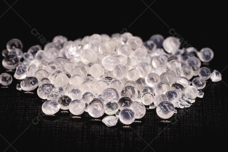 Grânulos de sílica gel transparentes para absorção de umidade em fundo escuro